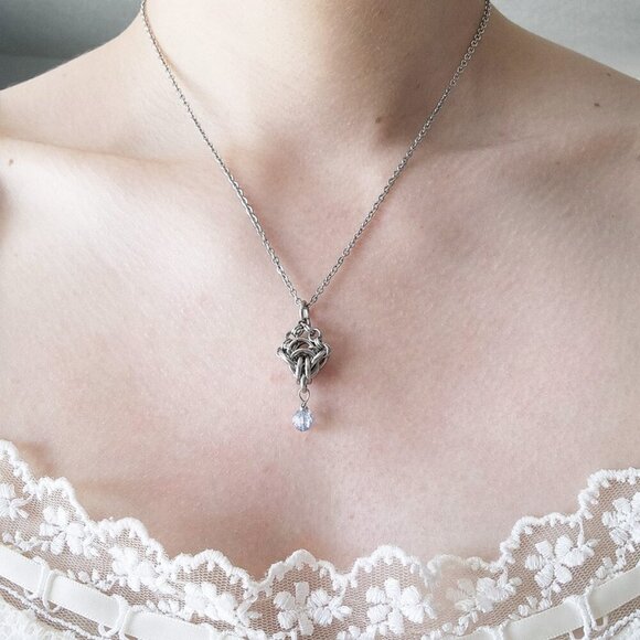 Vintage classic & elegant diamond-shaped silver necklace with a blue pearl - Picture 9 of 10